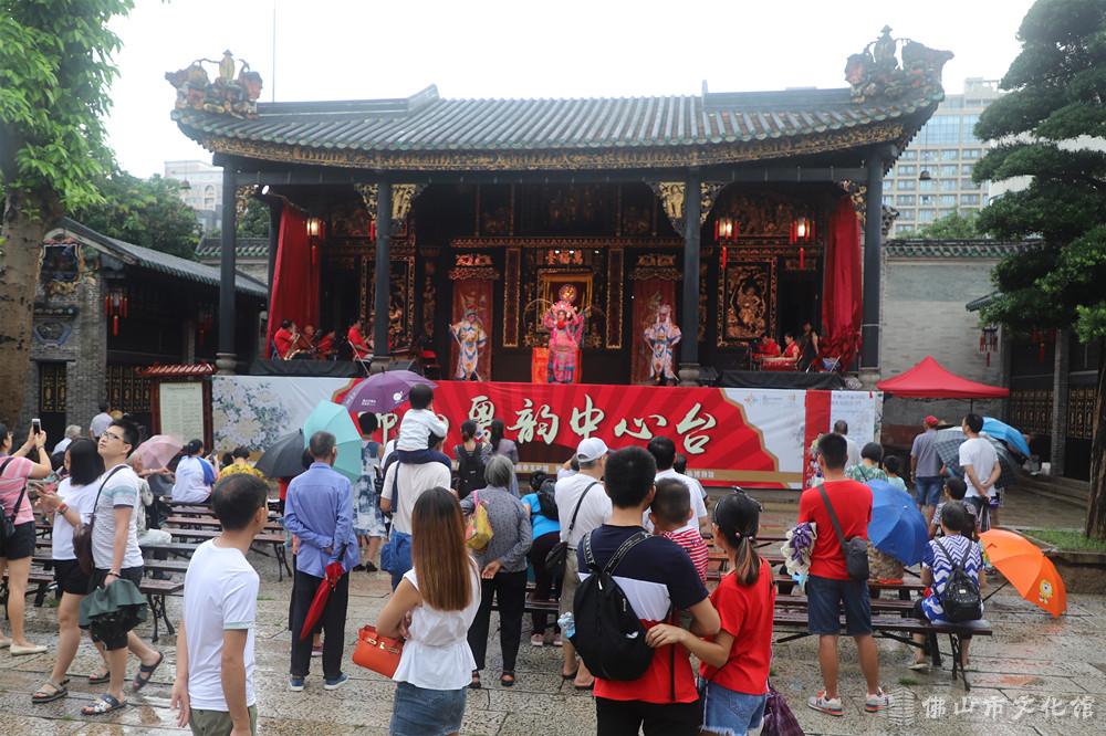游客们纷纷驻足观看演出.jpg